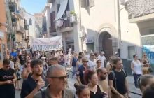 Emergenza idrica ai Campi Flegrei: protesta e occupazione del porto di Pozzuoli con 400 sfollati