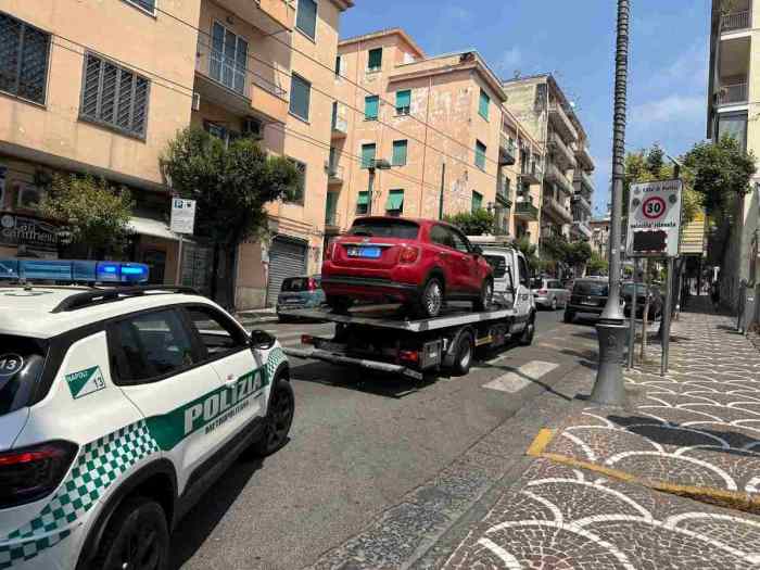 Portici, scoperta Fiat 500X rubata con targa polacca e telaio alterato