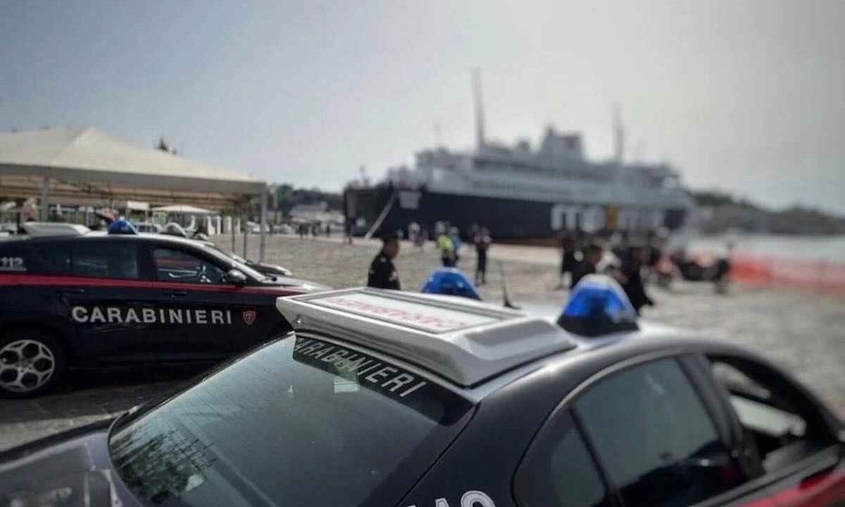 Ischia, fermato corteggiatore di «Uomini e Donne»: usava documenti falsi per viaggi scontati sui traghetti