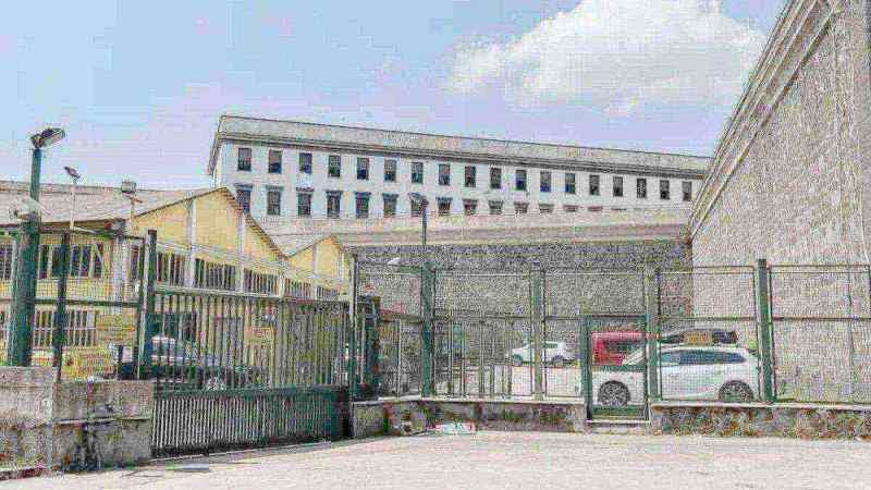 Poggioreale, ritrovati 20 cellulari durante i controlli nei padiglioni penitenziari