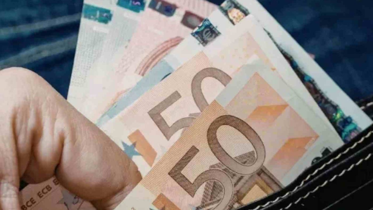 Falsificazioni su Telegram: scoperta rete di vendita di euro e valute africane, cinque misure cautelari e sequestri in corso