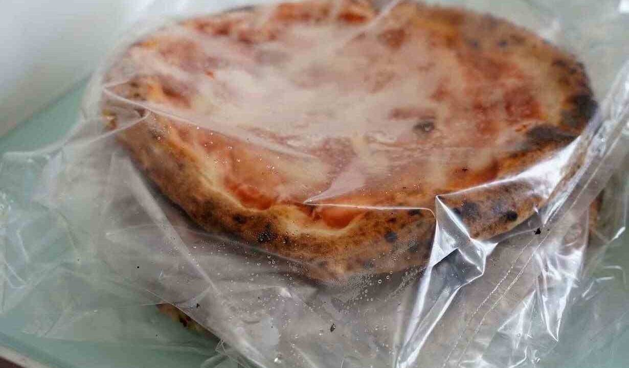 Sorrento, sequestrate 240 pizze surgelate in un trasporto irregolare diretto a un ristorante