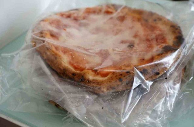 Sorrento, sequestrate 240 pizze surgelate in un trasporto irregolare diretto a un ristorante