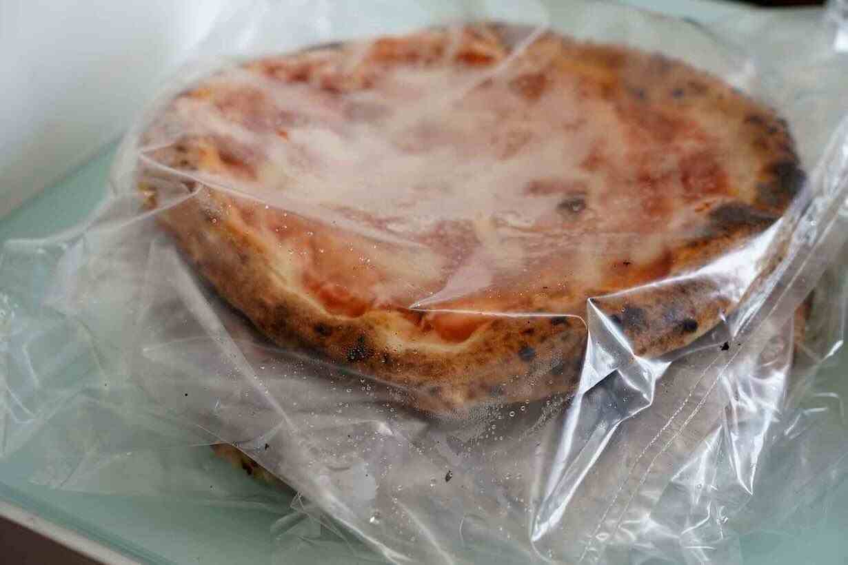 Sorrento, sequestrate 240 pizze surgelate in un trasporto irregolare diretto a un ristorante