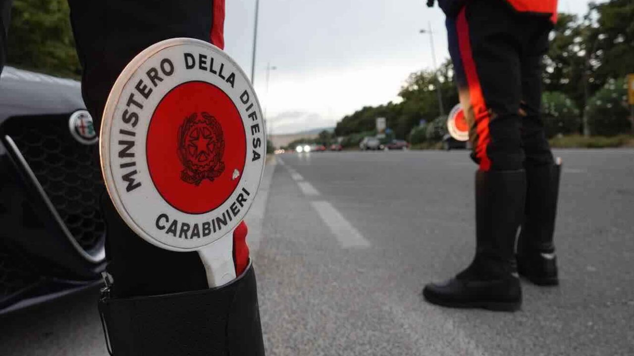 Pozzuoli, due spacciatori arrestati dopo aver ignorato l’alt dei carabinieri