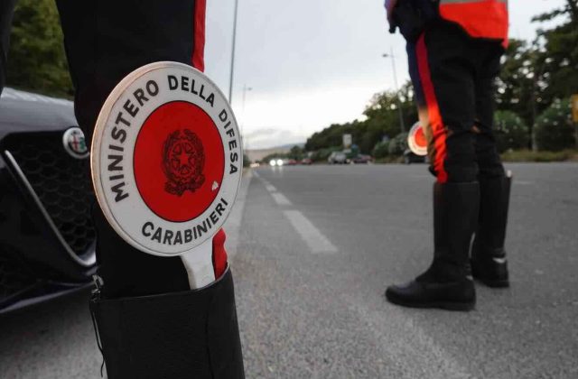 Pozzuoli, due spacciatori arrestati dopo aver ignorato l’alt dei carabinieri