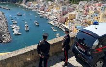 Procida, truffatore di anziani smascherato mentre si fingeva turista