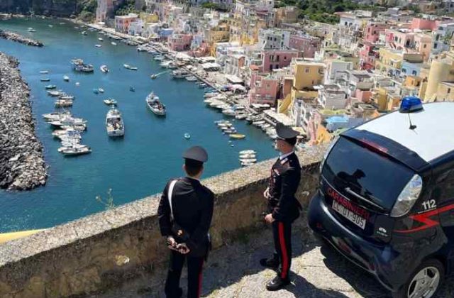 Procida, truffatore di anziani smascherato mentre si fingeva turista