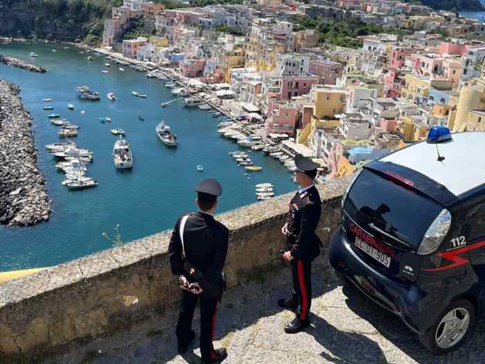 Procida, truffatore di anziani smascherato mentre si fingeva turista