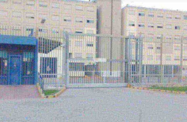 Secondigliano, 62enne arrestato dopo aver devastato un banco di frutta durante i controlli dell’Asl