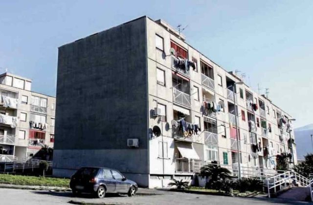 Castellammare, occupazioni abusive e blocco sgomberi: tensione per il futuro del Comune