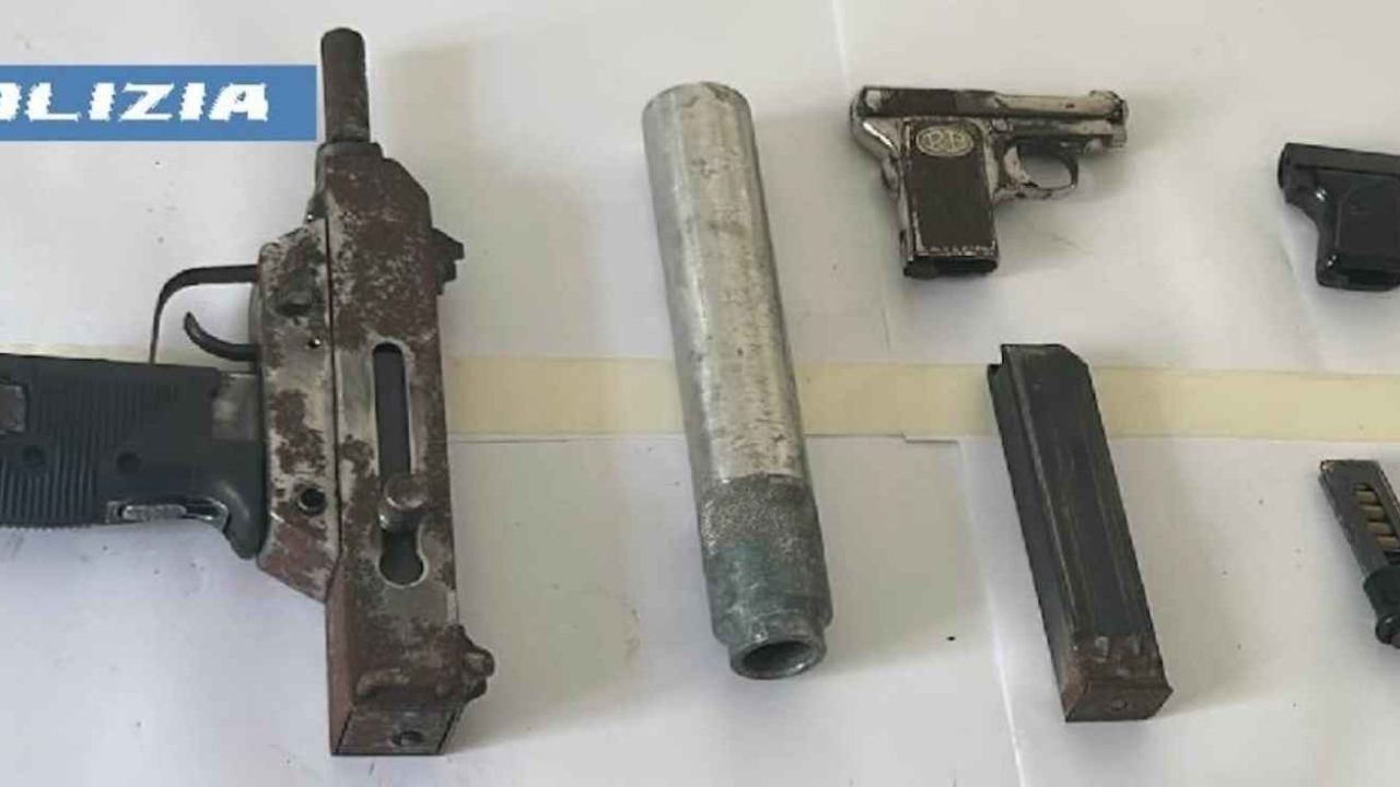 Rione Traiano, scoperto arsenale nascosto: armi sequestrate nella faida locale