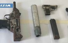 Rione Traiano, scoperto arsenale nascosto: armi sequestrate nella faida locale