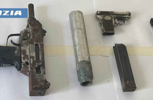 Rione Traiano, scoperto arsenale nascosto: armi sequestrate nella faida locale