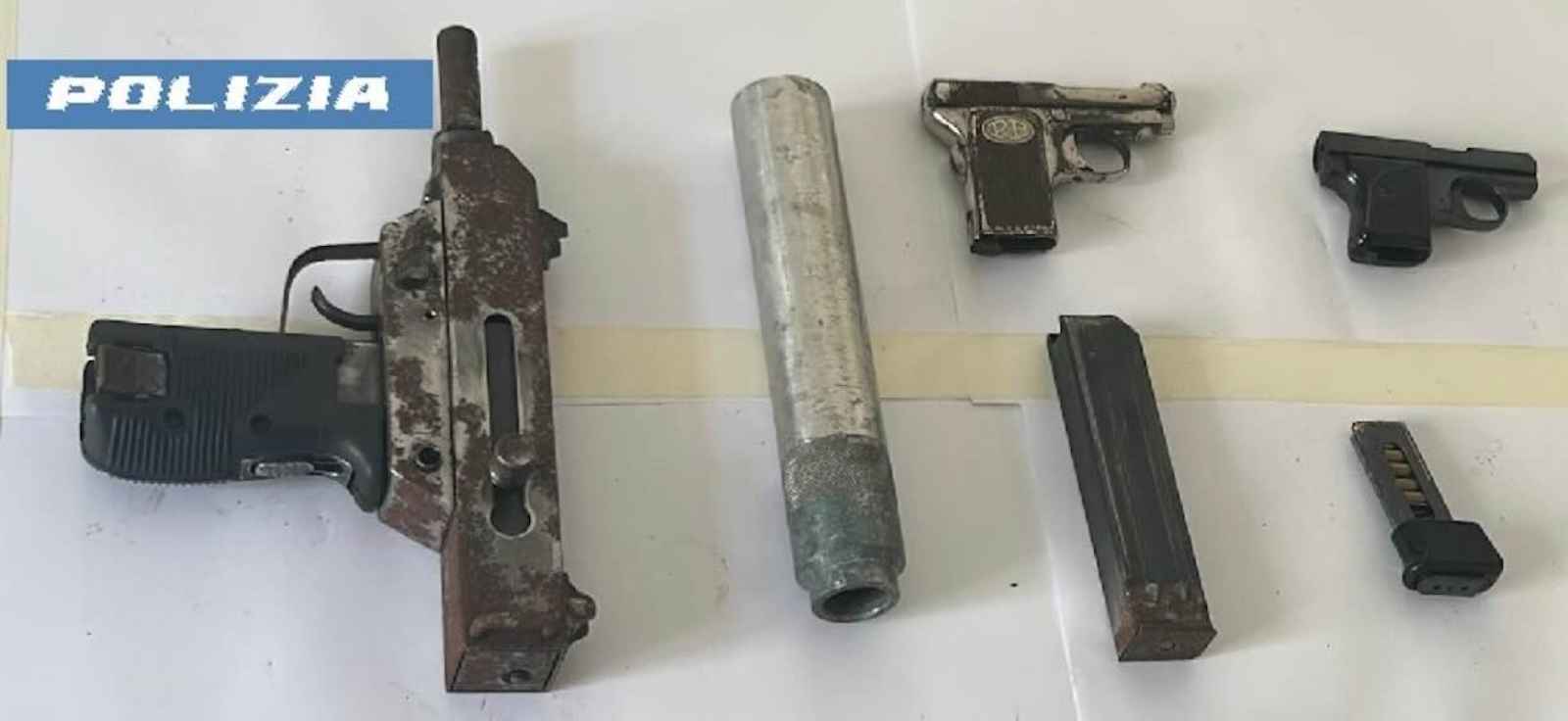 Rione Traiano, scoperto arsenale nascosto: armi sequestrate nella faida locale