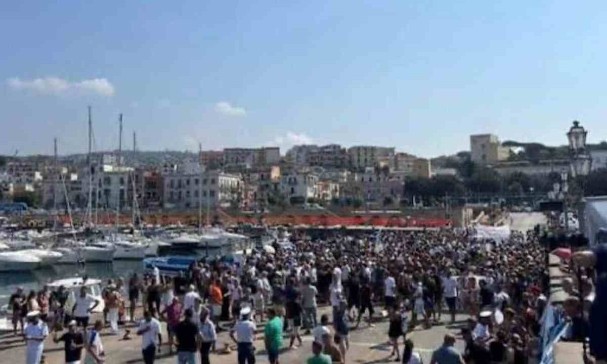 Pozzuoli, cittadini in piazza: «Pronti a interrompere ogni attività»