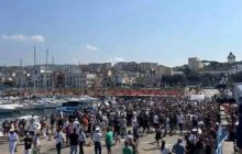 Pozzuoli, cittadini in piazza: «Pronti a interrompere ogni attività»