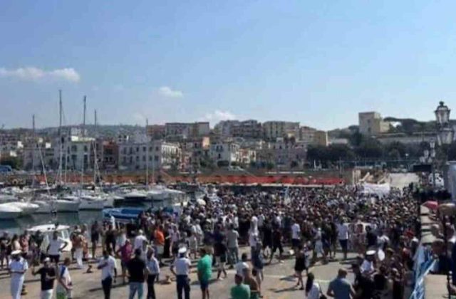 Pozzuoli, cittadini in piazza: «Pronti a interrompere ogni attività»
