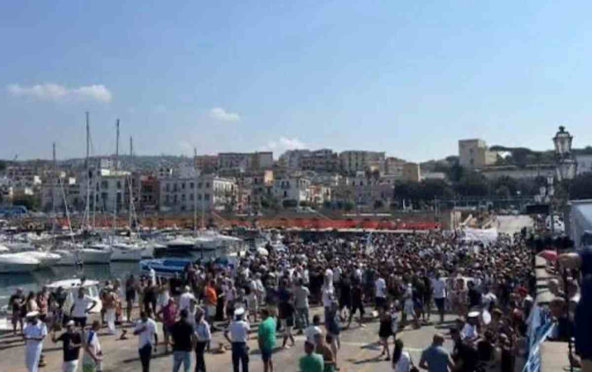 Pozzuoli, cittadini in piazza: «Pronti a interrompere ogni attività»