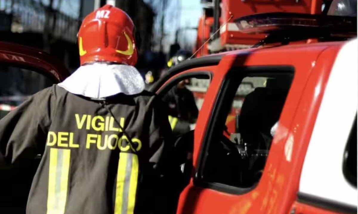 Torre del Greco, incendio in via Lamaria: 16 famiglie evacuate per sicurezza