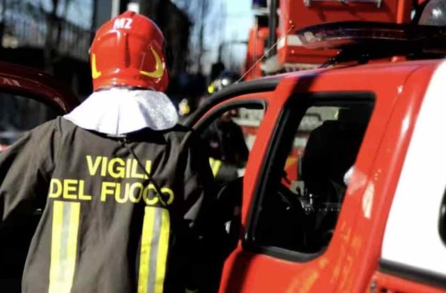 Torre del Greco, incendio in via Lamaria: 16 famiglie evacuate per sicurezza