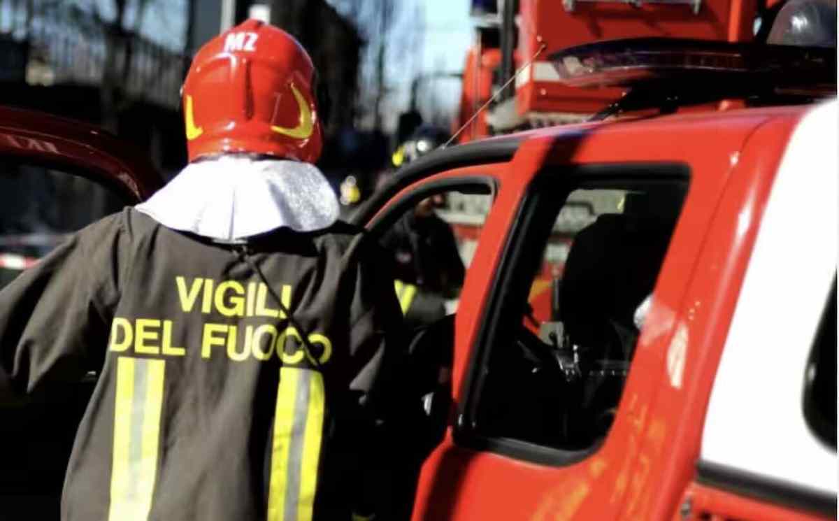 Torre del Greco, incendio in via Lamaria: 16 famiglie evacuate per sicurezza