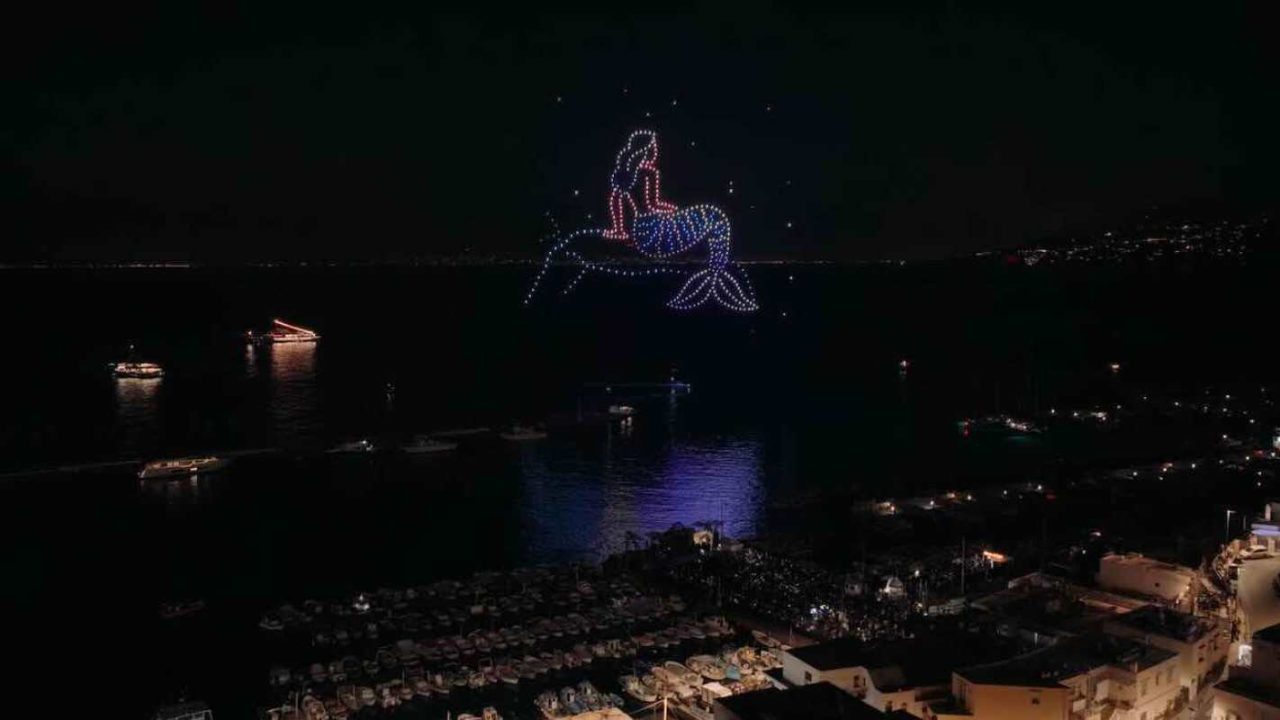 Capri, incanto notturno: 500 droni celebrano l’anima dell’isola per San Lorenzo