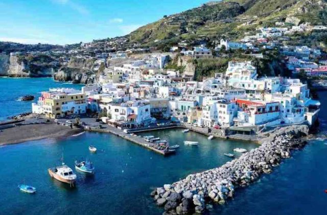 Ischia, raid in casa di anziani: dall’inganno alla rapina, arrestato un uomo