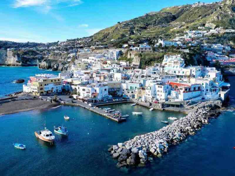 Ischia, raid in casa di anziani: dall’inganno alla rapina, arrestato un uomo