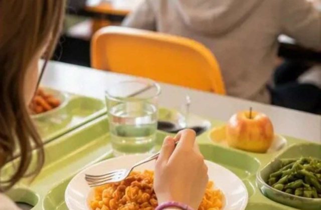 Napoli, avvio delle iscrizioni alla mensa scolastica: novità per il 2026/2027