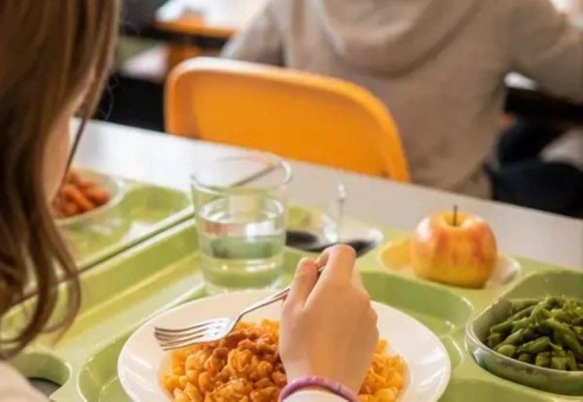 Napoli, avvio delle iscrizioni alla mensa scolastica: novità per il 2026/2027
