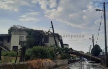 Scafati, alberi caduti su una villetta: famiglia bloccata in casa