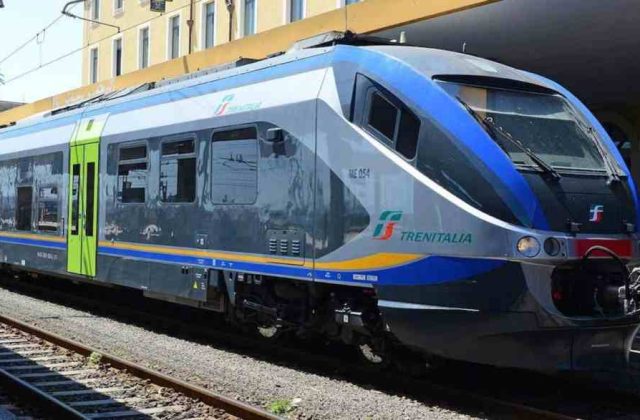 Treni fermi sulla Napoli-Roma: protesta interrompe servizio a Latina
