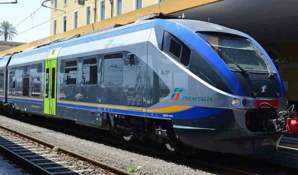 Treni fermi sulla Napoli-Roma: protesta interrompe servizio a Latina