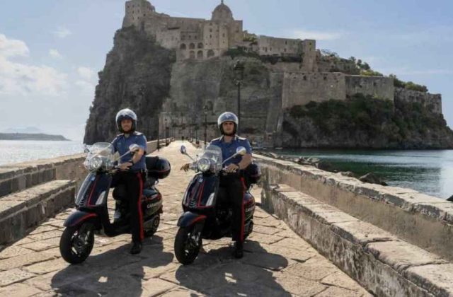 Sorpreso pusher sulla spiaggia di Ischia: l’intervento dei carabinieri con le vespe elettriche