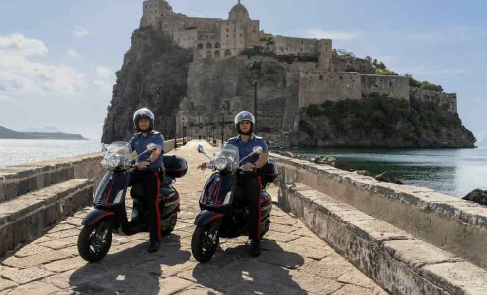 Sorpreso pusher sulla spiaggia di Ischia: l’intervento dei carabinieri con le vespe elettriche