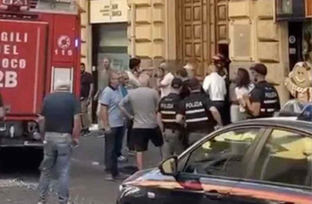 Incendio al Consiglio comunale di Napoli: danneggiato il portone d’ingresso