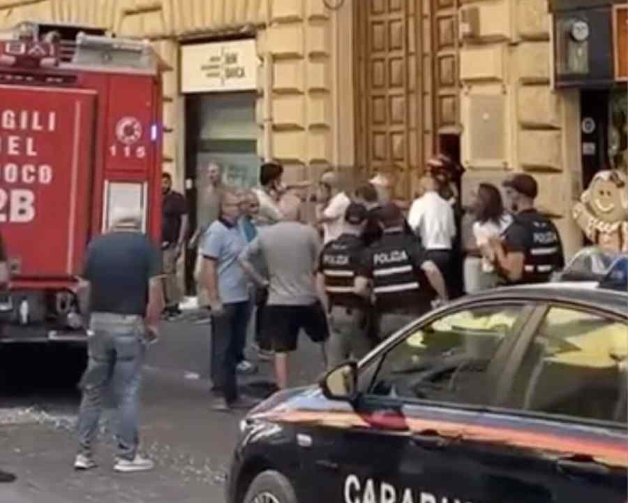 Incendio al Consiglio comunale di Napoli: danneggiato il portone d’ingresso