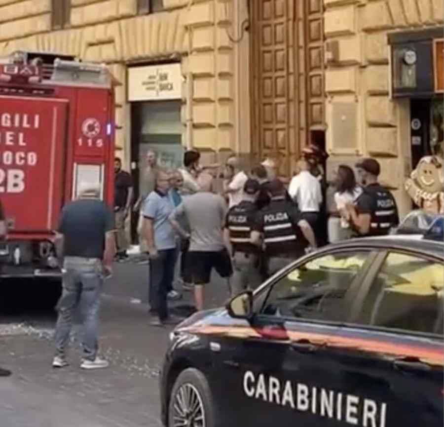 Incendio al Consiglio comunale di Napoli: danneggiato il portone d’ingresso