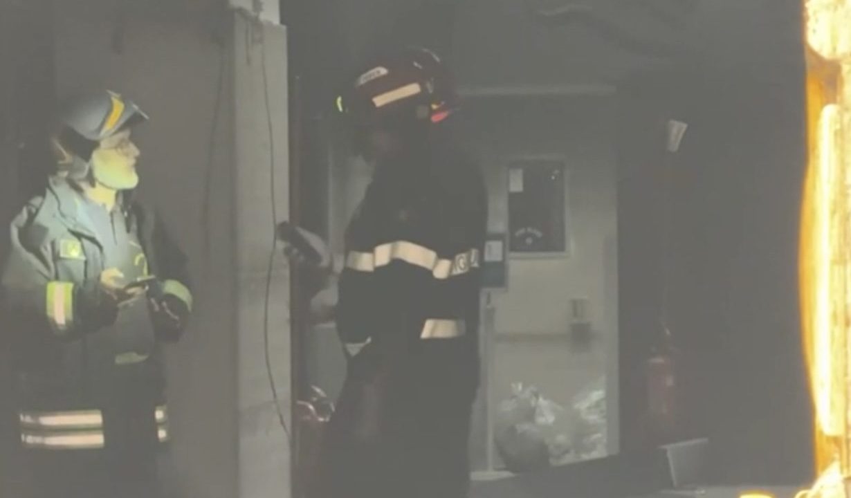 Incendio al Consiglio comunale di Napoli, evitati feriti: il caldo estremo sotto accusa