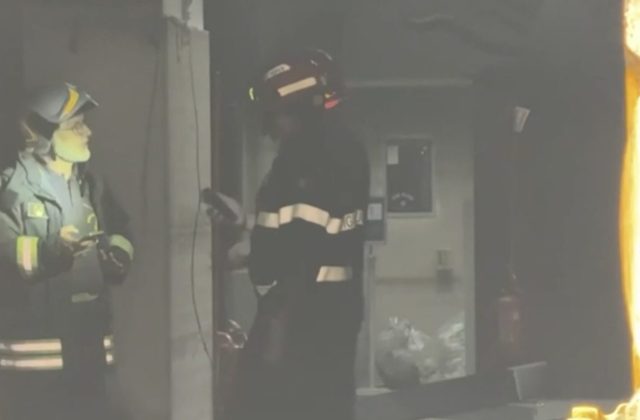 Incendio al Consiglio comunale di Napoli, evitati feriti: il caldo estremo sotto accusa