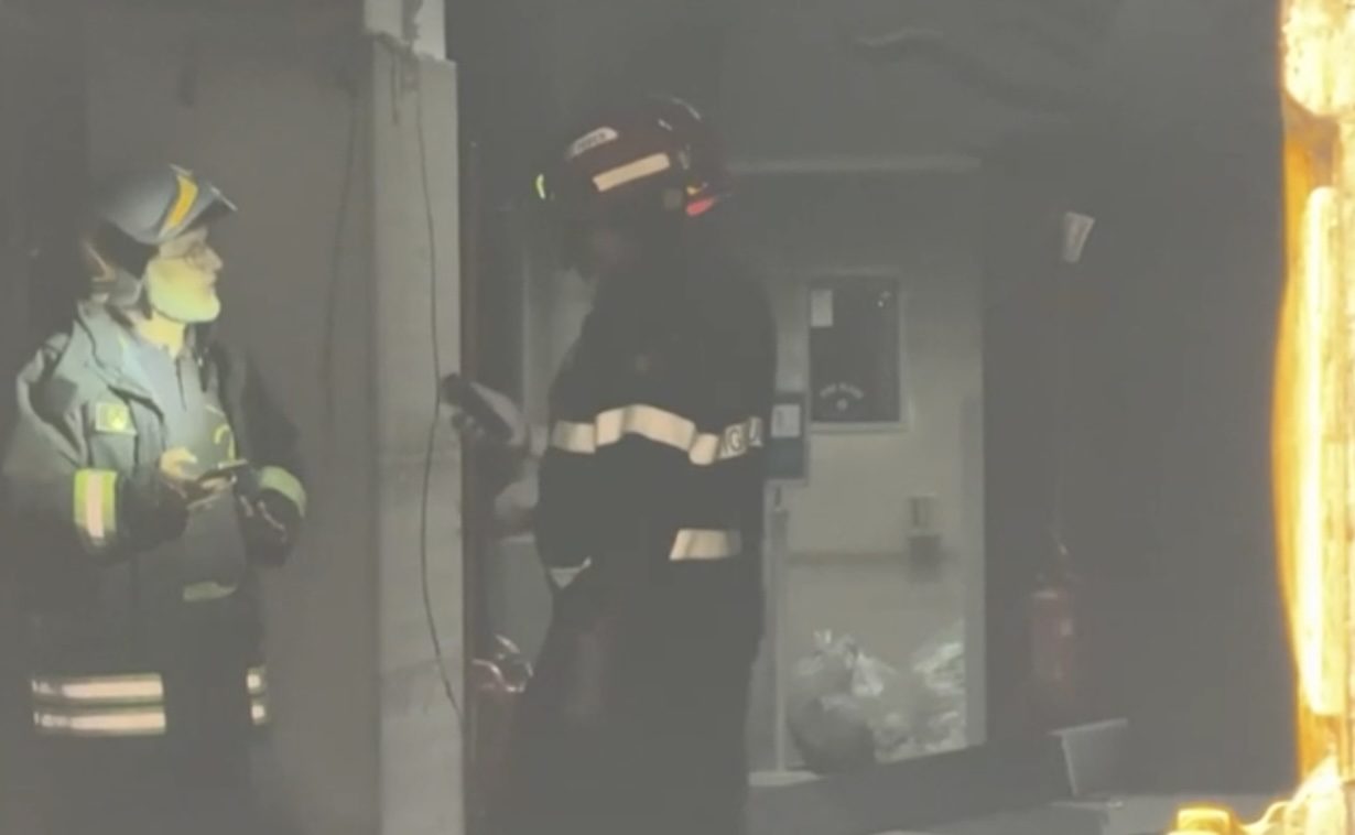 Incendio al Consiglio comunale di Napoli, evitati feriti: il caldo estremo sotto accusa