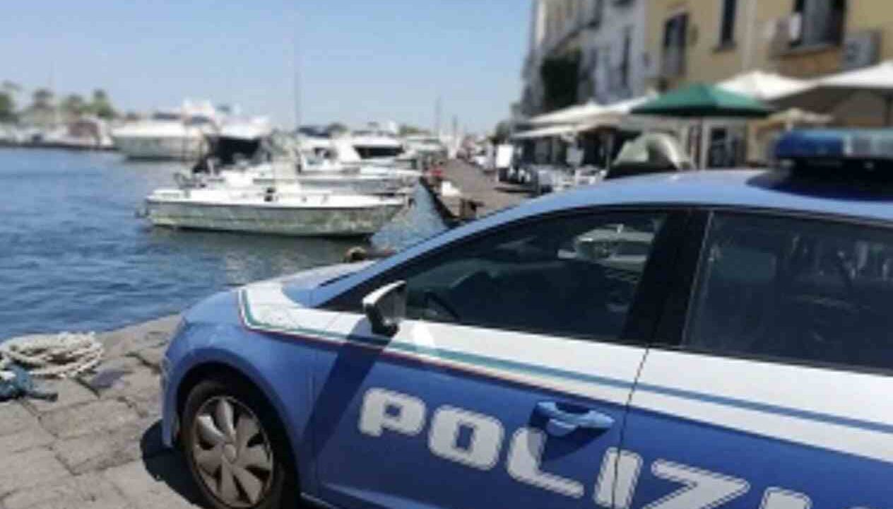 Ischia, uomo aggredisce la moglie e accoltella il figlio: arrestato 48enne