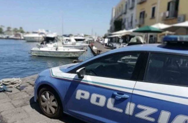 Ischia, uomo aggredisce la moglie e accoltella il figlio: arrestato 48enne