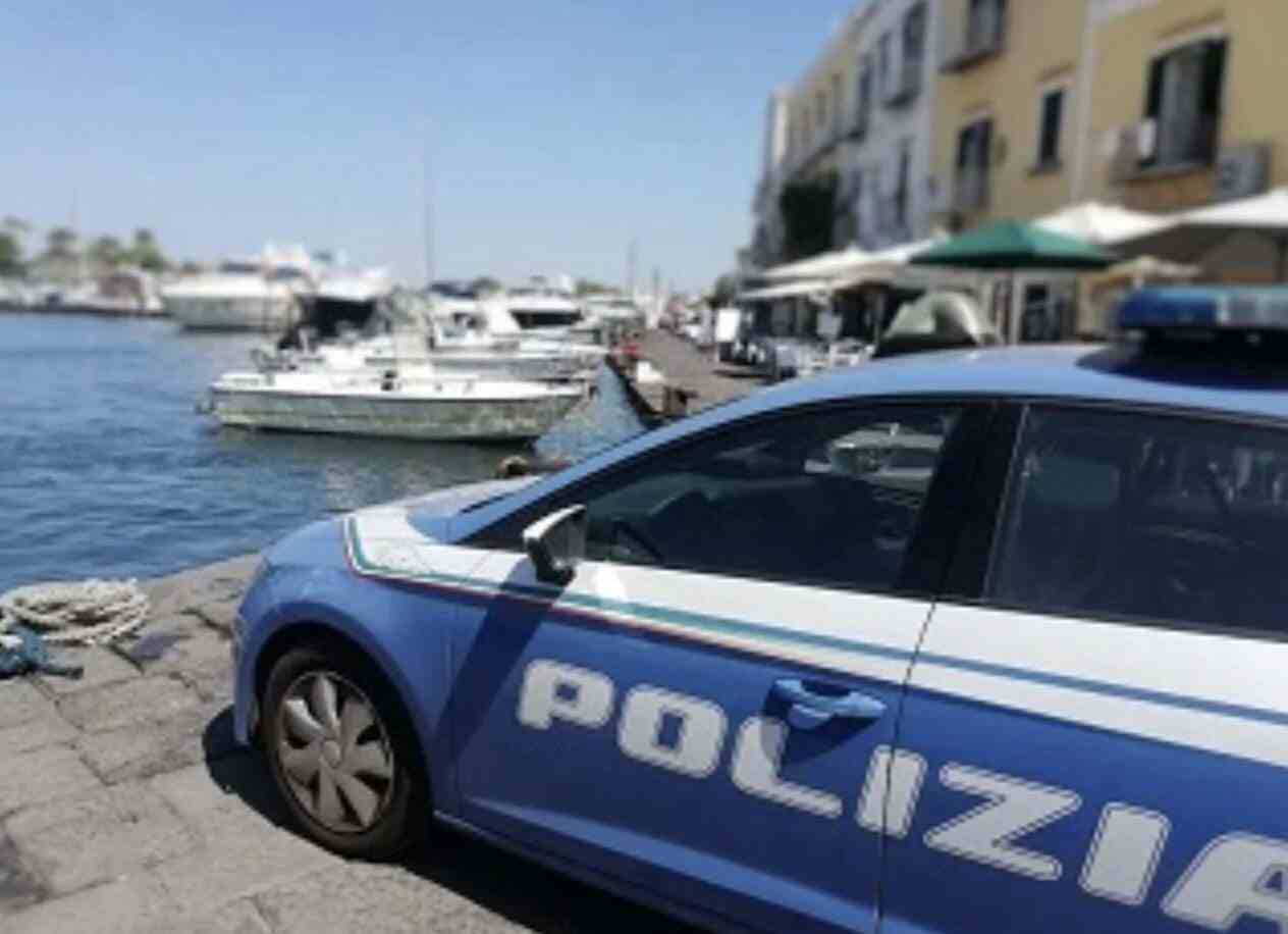 Ischia, uomo aggredisce la moglie e accoltella il figlio: arrestato 48enne