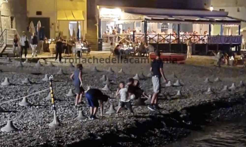 Nerano, controlli notturni sulla spiaggia: sequestrati tavoli al ristorante frequentato da Vip