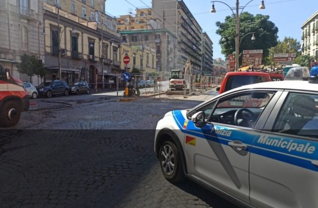 Fuga di gas a Napoli provoca evacuazioni: persone in sicurezza mentre si riscontrano danni alla rete.