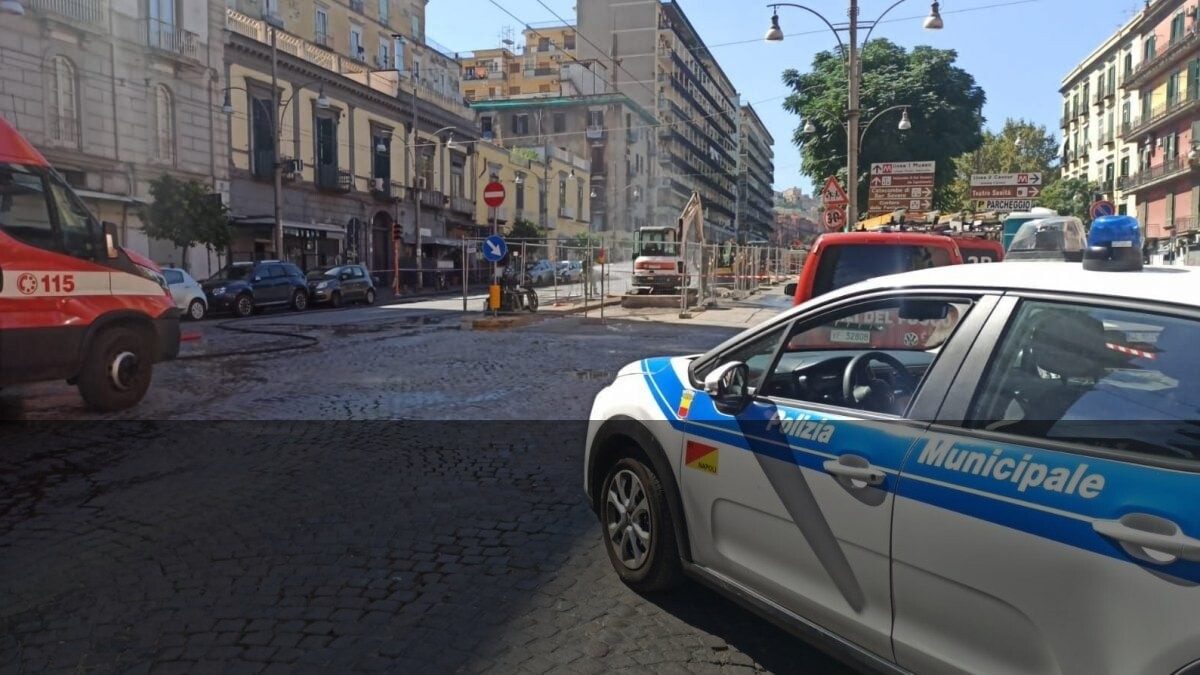 Fuga di gas a Napoli provoca evacuazioni: persone in sicurezza mentre si riscontrano danni alla rete.