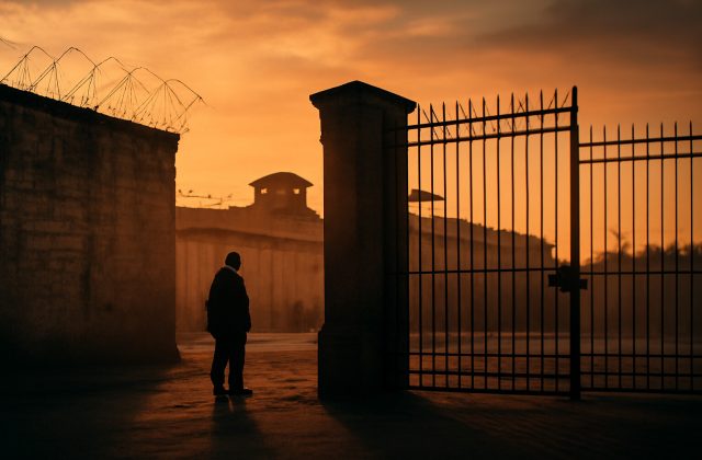 Il video degli spari in carcere e la miccia che accende Napoli: scenari, inchieste e rischio tensione sociale