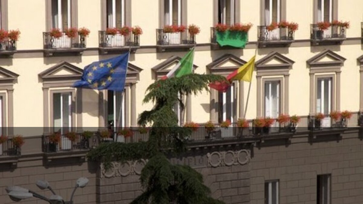 Incendio a Napoli, intervento per salvare documentazione al Consiglio comunale: escluso il dolo